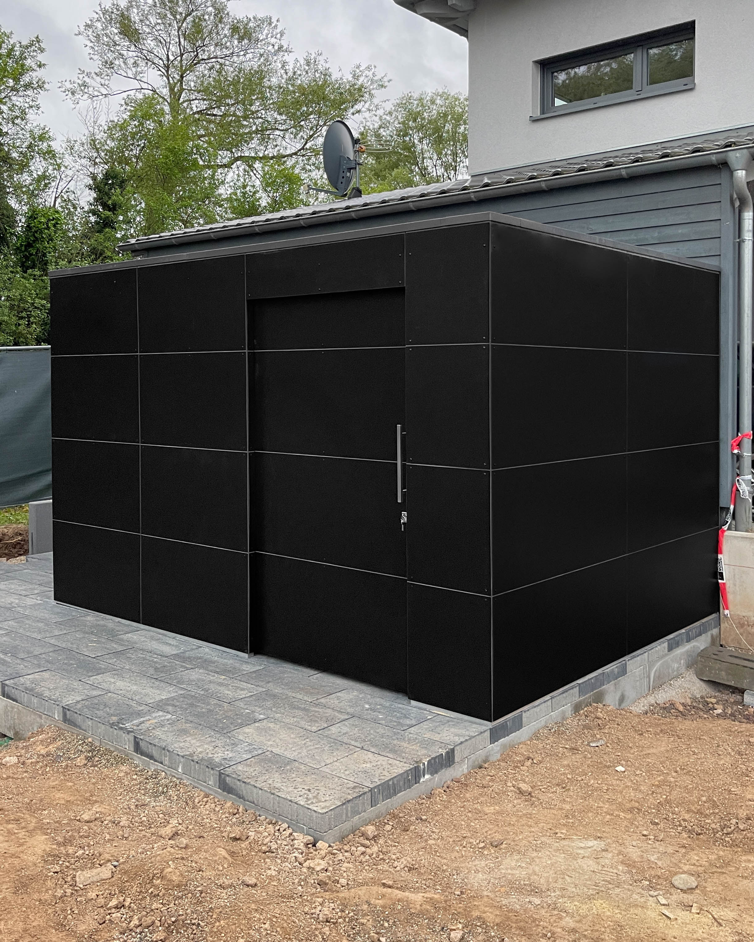 Casetta da giardino dal design minimalista con deposito per la legna 1