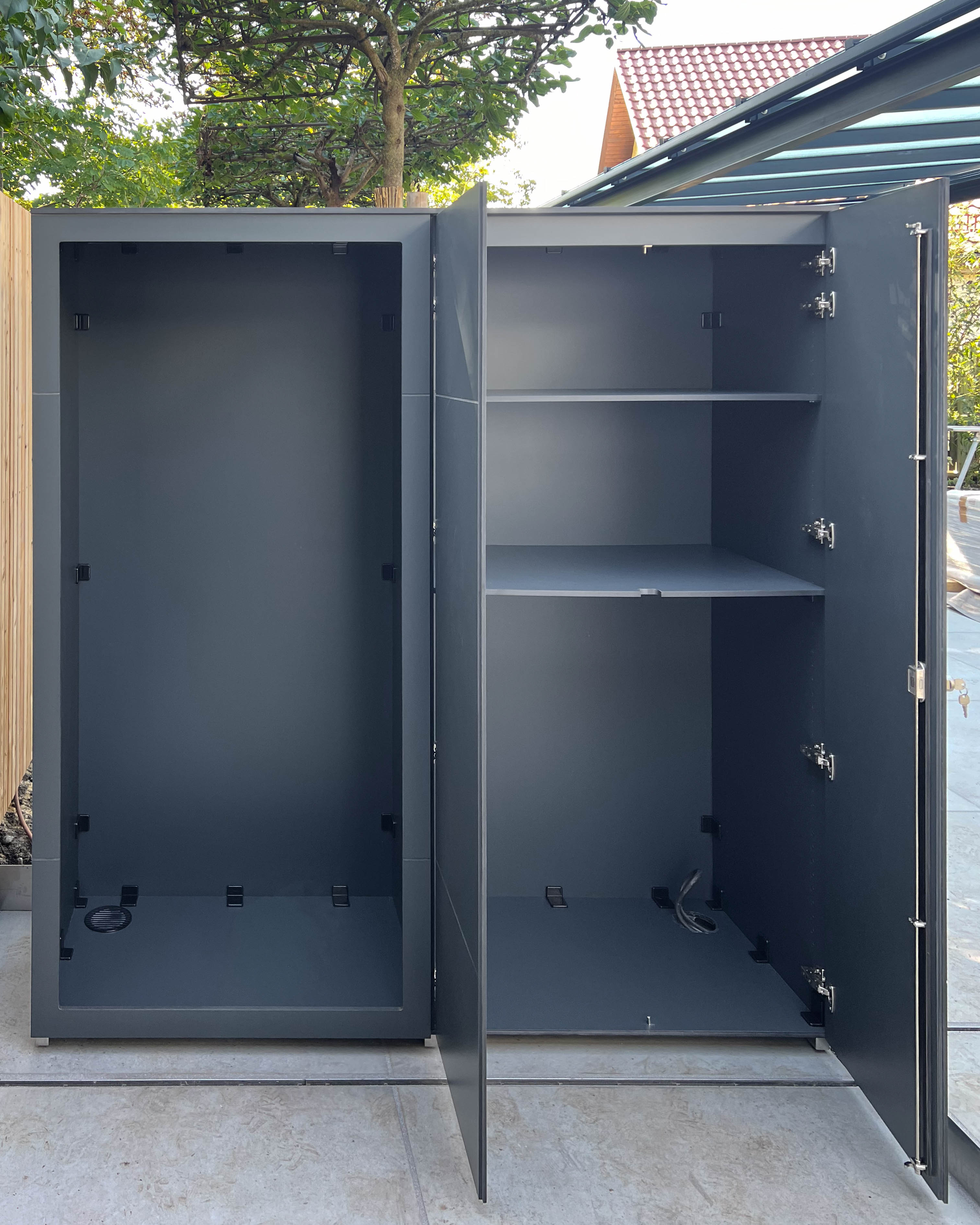 Armadietto alto con contenitore in legno per esterni 1